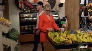 Zara Fitted Tweed Blazer usado por Gemma (Beth Behrs) como se ve en el vestuario del programa de televisión The Neighborhood (Temporada 4 Episodio 5)
