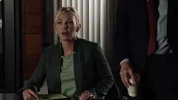 Rag & Bone Green camiseta de algodón Pima en verde usada por Amanda Rollins (Kelli Giddish) como se ve en Law & Order: Special Victims Unit (S23E05)