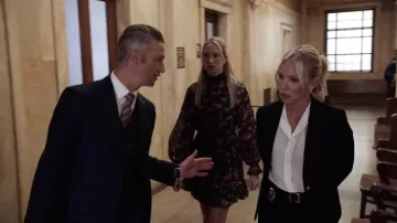 Cinq a sept Daija Imprimé Floral Robe portée par Amanda Rollins (Kelli Giddish) comme on le voit dans Law &amp; Order: Special Victims Unit (S23E05)
