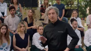 La blouse bleu marine à col V portée par Constance T. (Sabine Perraud) dans Ici tout commence (Episode 181)