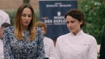 La robe fleurie bleue portée par Rose Latour (Vanessa Demouy) dans la série Ici tout commence (Episode 181)