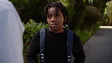 Mochila Fjallraven Raven en azul marino usada por Harry Grant (Marcanthonee Reis) como se ve en los atuendos de la serie de televisión 9-1-1 (Temporada 5 Episodio 5)