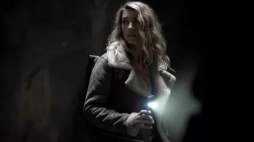 Zara Suede &amp; Sherpa Veste portée par Eve Harris (Natalie Zea) comme on le voit dans La Brea TV show garde-robe (Saison 1 Épisode 3)