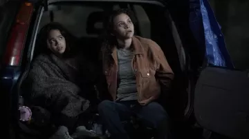 Madewell Whisper Cotton Crew Tee en gris porté par Veronica Castillo (Lily Santiago) comme on le voit dans La Brea TV show tenues (S01E04)