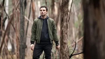 Chaqueta de bombardero verde de H&M usada por Lucas Hayes (Josh McKenzie) como se ve en los atuendos de la serie de televisión La Brea (S01E04)