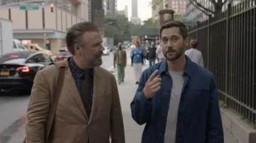 Rag &amp; Bone Hommes Coton/Chanvre Cassé Twill Shop Veste portée par le Dr Max Goodwin (Ryan Eggold) comme on le voit dans la Nouvelle armoire de la série TV d'Amsterdam (S04E05)