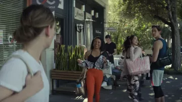 Michael Michael Kors Carter Large Open Tote usado por Kiki (Shannon Chan-Kent) como se ve en You Wardrobe (Temporada 3 Episodio 1)