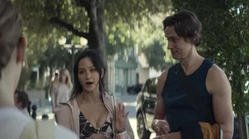Beach Riot Bowie anudado recorte de estampado floral estiramiento sujetador deportivo usado por Kiki (Shannon Chan-Kent) como se ve en You outfits (Temporada 3 Episodio 1)