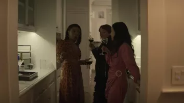 WAYF Attina Wrap Mini Vestido de Manga Larga en rosa usado por Kiki (Shannon Chan-Kent) en You (S03E01)