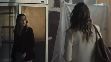 Zadig & Voltaire Visko Velvet Jacket usado por Love Quinn (Victoria Pedretti) como se ve en los atuendos de You (S03E01)