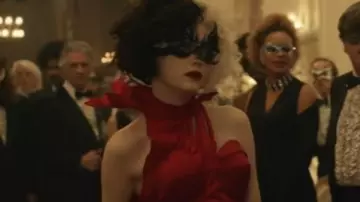 La robe rouge de Estella / Cruella (Emma Stone) dans le film Cruella