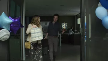 Madewell Silk Eva Slip Vestido en Polka Daisies usado por Love Quinn (Victoria Pedretti) como se ve en el vestuario del programa de televisión You (S03E02)