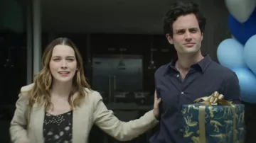 James Perse Soft Double Breasted Blazer usado por Love Quinn (Victoria Pedretti) como se ve en You Outfits (S03E02)