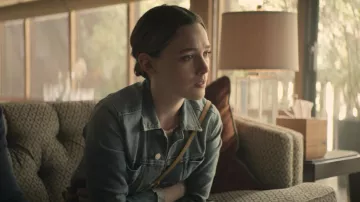 Chaqueta vaquera recortada L'Agence Janelle usada por Love Quinn (Victoria Pedretti) como se ve en el armario de You (S03E02)