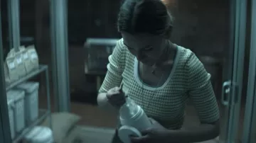 Veronica Beard Dany Rib Knit Top usado por Love Quinn (Victoria Pedretti) como se ve en los atuendos de la serie de televisión You (S03E02)