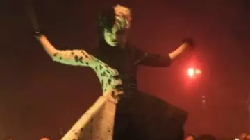 La robe noire et blanche de Estella / Cruella (Emma Stone) dans Cruella