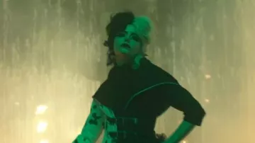 The replica of the black and white wig of Estella / Cruella (Emma Stone) in the movie Cruella