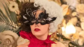 Le masque loup noir avec plumes et strass de Estella / Cruella (Emma Stone) dans le film Cruella