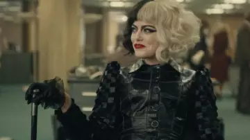 La réplique du costume noir en cuir de Estella / Cruella (Emma Stone) dans le film Cruella