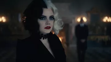 The ras neck black of the final scene of Estella / Cruella (Emma Stone) in Cruella