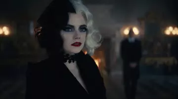 Le ras de cou noir de la scéne finale de Estella / Cruella (Emma Stone) dans Cruella