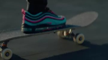 Zapatillas Nike Air Max 97 South Beach Alternate usadas por Benny (Jorge Lendeborg Jr.) como se ve en Night Teeth