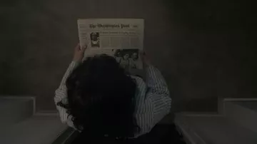 Pijama a rayas blancas y azules de Victoria's Secret usado por Monica Lewinsky (Beanie Feldstein) como se ve en el vestuario del programa de televisión American Crime Story (S03E07)