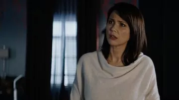 Club Monaco Cowl Neck Pull en Cachemire porté par Bree Webber (Lexa Doig) comme on le voit dans Chucky TV show tenues (Saison 1 Épisode 2)