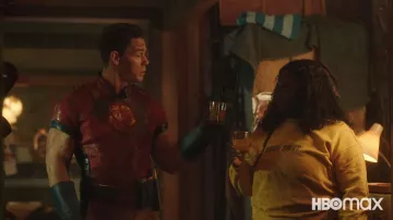 'Chemise de Travail' Jaune Chemise à Manches Longues portée par Leota Adebayo (Danielle Brooks) comme on le voit dans les tenues de la série TV Peacemaker (S01E01)