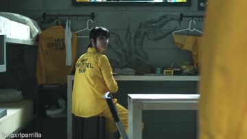 The replica of the costume of prison Cruz del Norte de Zulema (Najwa Nimri) in the series Behind bars (S01E01)