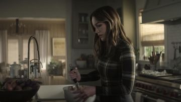 Avant Tricot Plaid Col Roulé porté par Love Quinn (Victoria Pedretti) comme on le voit dans Vous les tenues de la série TV (Saison 3 Épisode 4)