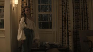 Silvia Tcherassi Rayé d'une Épaule à Manches Bouffantes Chemisier porté par Love Quinn (Victoria Pedretti) comme on le voit dans Vous TV show garde-robe (S03E05)