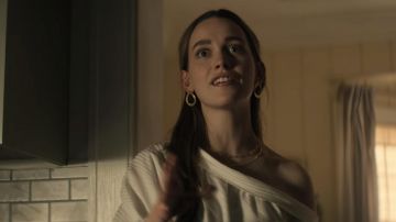 Madewell Trombone Chaîne Collier porté par Love Quinn (Victoria Pedretti) dans Vous Garde-Robe (S03E05)