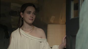 Gorjana Venise Collier porté par Love Quinn (Victoria Pedretti) comme on le voit dans Vous les tenues de la série TV (S03E05)