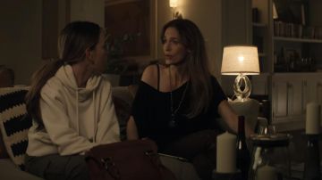 Sweat à capuche blanc porté par Love Quinn (Victoria Pedretti) comme on le voit dans Vous émission de télévision garde-robe (S03E05)