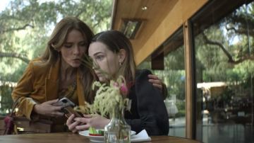 L'Agence Kylee Racer Silk Tank usado por Dottie Quinn (Saffron Burrows) como se ve en You (S03E06)