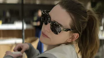 Harajuku Tokyo B Sunglasses by Mó worn by Love Quinn (Victoria Pedretti) as seen in You (S03E06)