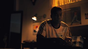 Adidas Originals 3-rayures Tee Shirt en Blanc porté par Cooper Clay (Chibuikem Uche) comme on le voit dans L'un de Nous Est Allongé série TV garde-robe (S01E07)