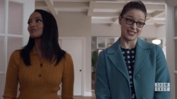 Abrigo azul usado por Kara Danvers (Melissa Benoist) en el vestuario del programa de televisión Supergirl (Temporada 6 Episodio 15)