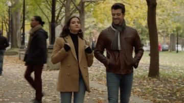 Abrigo de longitud media usado por Jane Sloan (Katie Stevens) como se ve en The Bold Type (S04E07)
