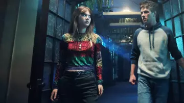 Le pull multicolore imprimé serpent Alice + Olivia porté par Kinsey Locke (Emilia Jones) dans la série Locke & Key (Saison 2)