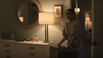 Misa Los Angeles Elia Floral Pants usado por Love Quinn (Victoria Pedretti) como se ve en los atuendos del programa de televisión You (Temporada 3 Episodio 7)