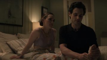 Natori Cherry Blossom Convertible Underwire Bra en Sweet Lavender usado por Love Quinn (Victoria Pedretti) como se ve en You (S03E07)