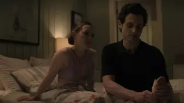 Natori Cherry Blossom Convertible Underwire Bra en Sweet Lavender usado por Love Quinn (Victoria Pedretti) como se ve en You (S03E07)