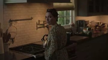 Anthropologie Tamarin Mint Robe usada por Love Quinn (Victoria Pedretti) como se ve en los atuendos de la serie de televisión You (Temporada 3 Episodio 7)