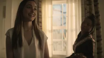 Teoría Mujer SS Silk Combo Drape Top en Marfil usado por Love Quinn (Victoria Pedretti) como se ve en el vestuario de la serie you TV (S03E07)