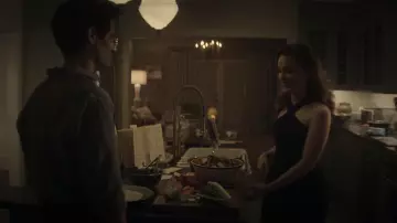 Top de cuello cruzado negro usado por Love Quinn (Victoria Pedretti) como se ve en la serie You Tv (S03E07)