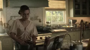 ASTR The Label Deep-V Balloon Sleeve Top usado por Love Quinn (Victoria Pedretti) en You (S03E07)