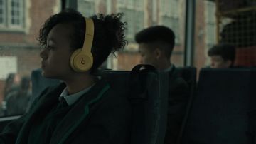 Auriculares Beats Solo3 en amarillo utilizados por Jamila Huston (India Brown) como se ve en el programa de televisión Invasion (S01E02)