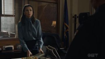 Bali Polka-Dotted Silk Tie-Neck Top usado por Erin Reagan (Bridget Moynahan) como se ve en el vestuario de la serie de televisión Blue Bloods (S12E04)